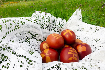 uova di Pasqua sull'erba verde primavera