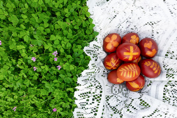 uova di Pasqua sul prato verde bandiera italiana