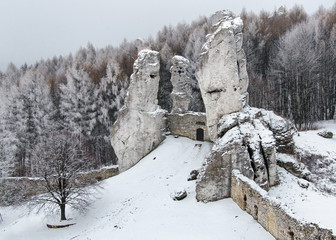 Ogrodzieniec Castle walls with the 