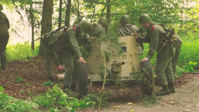 Soldiers are setting up an anti tank gun within a gas attack