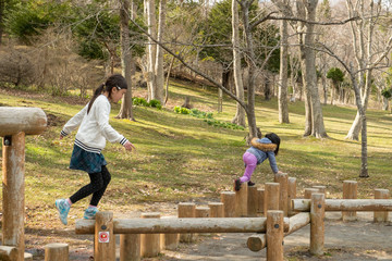 アスレチック遊具で遊ぶ子供