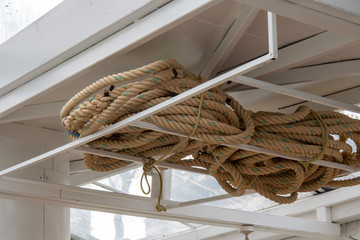 gewickeltes Seil auf Schiff