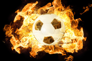 brennender Fußball vor schwarzem Hintergrund