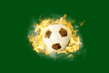 brennender Fußball vor grünem Hintergrund