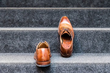 Schuhe auf Treppe