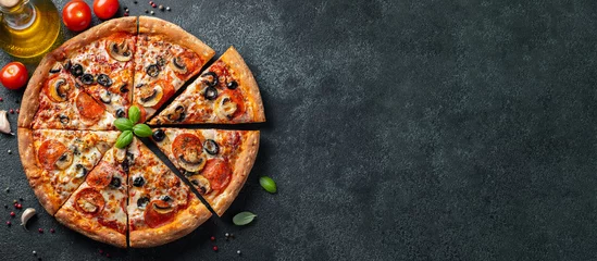 Poster Manger Savoureuse pizza au pepperoni avec champignons et olives.