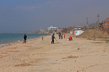 Men are looking for precious metals with metal detector