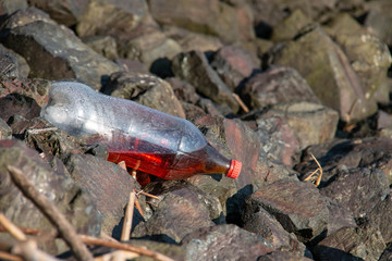 Plastikmüll an einer Steinmole