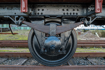 Schwarzes Rad eines Bahnwaggons auf Schienen 