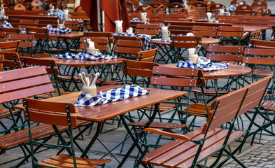 Biergarten mit bayrischer Dekoration