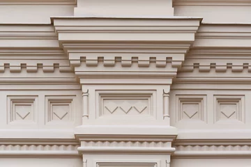 Fragment des Relieffrieses mit geometrischem Muster an der Wand des antiken Gebäudes aus beigefarbenem Stein © Mikhail