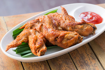 brown skin deep fried chicken wings.