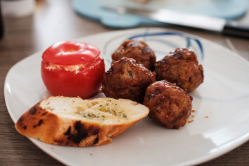 BBQ Fleischbällchen mit Grilltomate