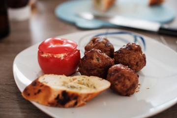 BBQ Fleischbällchen mit Grilltomate