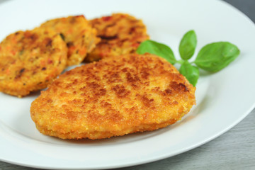 escalope panée et palets de légumes