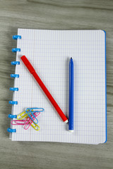 cahier, stylos et trombones