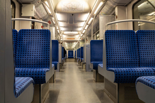 Sitzreihen in einer Bahn