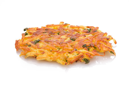 Kartoffelpuffer R&ouml;sti Reibekuchen wei&szlig; isoliert