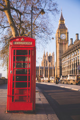 Obraz na płótnie Canvas red telephone booth in london