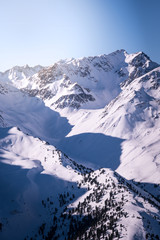 Fototapeta na wymiar Schneebedeckte Berggipfel und Täler in Österreich, Tirol, Alpen