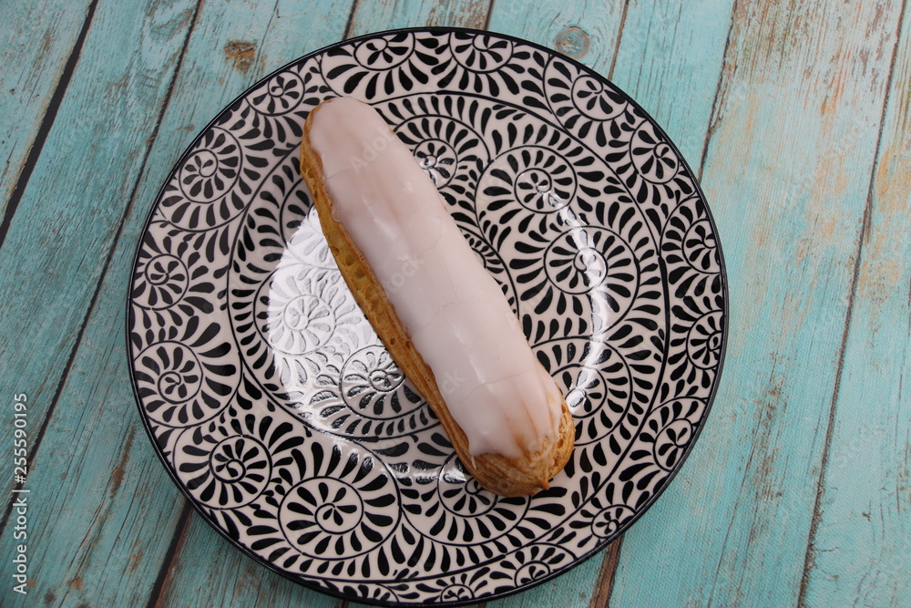 Canvas Prints Eclair à la vanille sur une assiette