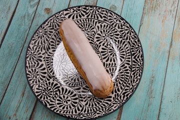 Eclair à la vanille sur une assiette