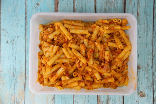 P&acirc;tes macaronis dans une barquette