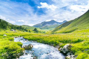 Torrente tra le montagne della Val d'Aosta a La Thuile