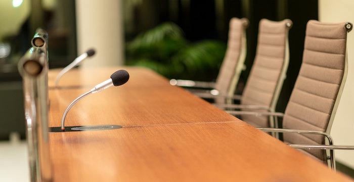 Raum oder Sitzungssaal mit Mikrofonen – selektive Schärfe