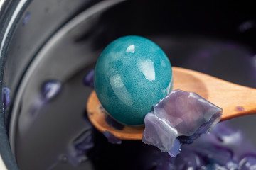 Wielkanoc - jaja barwione czerwoną kapustą © Grzej