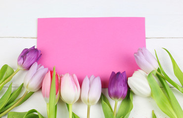 tag vuoto e fiori dei tulipani rosa