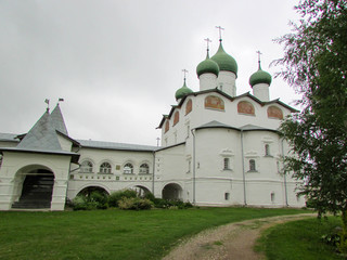 Fototapeta na wymiar old white church, Staraya Russa, russia