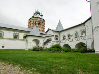 Fototapeta na wymiar Old white russian monastery with green lawn
