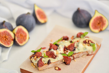 bruschetta with cheese and figs