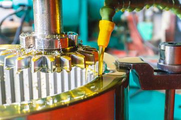 Cutting the teeth with a cutter and gear for gear on the inner surface, with oil cooling.