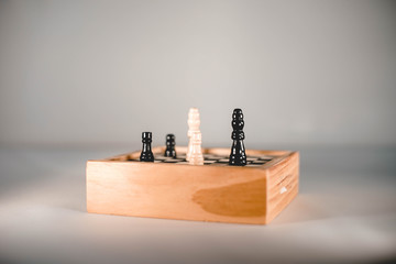 Schach, Chess, Spiel, Dame, König, Strategie, Schwarz, Weiß, Holz, Hintergrund, Scharf