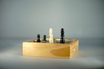 Schach, Chess, Spiel, Dame, König, Strategie, Schwarz, Weiß, Holz, Hintergrund, Feld 
