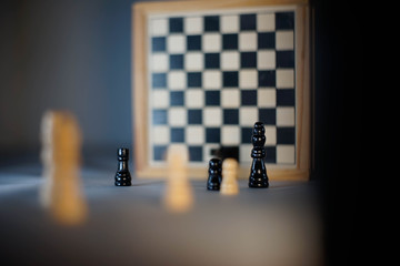 Schach, Chess, Spiel, Dame, König, Strategie, Schwarz, Weiß, Holz, Hintergrund, Pferd 