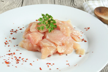morceaux de poulet cru