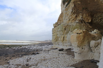 Fototapeta na wymiar the cliffs at the alabaster coast with low tide in autumn in france