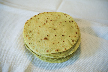 Tortillas de pencas de nopal y de harina de maíz.
