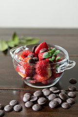 Macedonia de fresas frescas con chocolate
