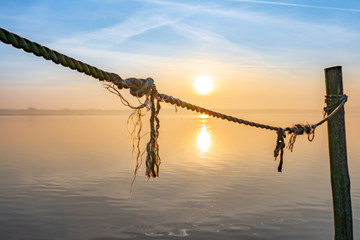 Fototapeta premium Ruhe, Stille, Erholung zum Sonnenaufgang am alten Naturhafen in Groß Zicker