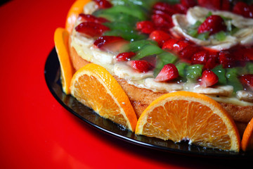 torta decorata alla frutta  mista 
