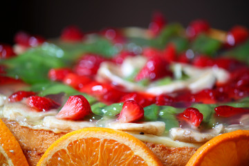 torta decorata alla frutta  mista 