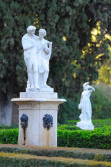 Estatuas cl&aacute;sicas en jard&iacute;n rom&aacute;ntico
