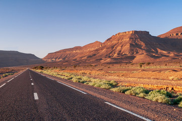 Einsame Strasse durch wunderschöne marokkanische Landschaft