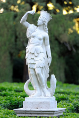 Estatua de figura femenina en pedestal con corona y ropa indígena