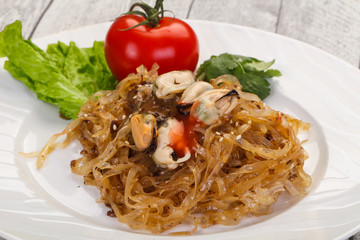 Wok noodle with mussels