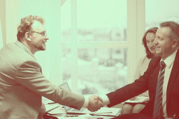 Obraz premium friendly handshake of business partners in the office